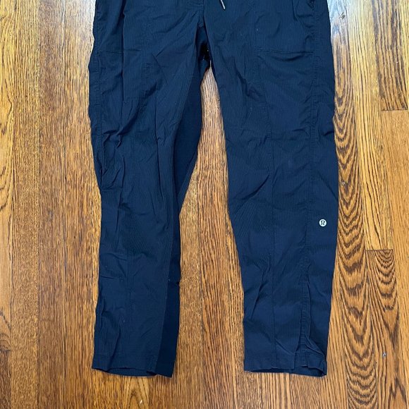 SOLD  Lululemon Black Tapered Lightweight Dance Studio Pants  Women's Sz 10 - Picture 2 of 9